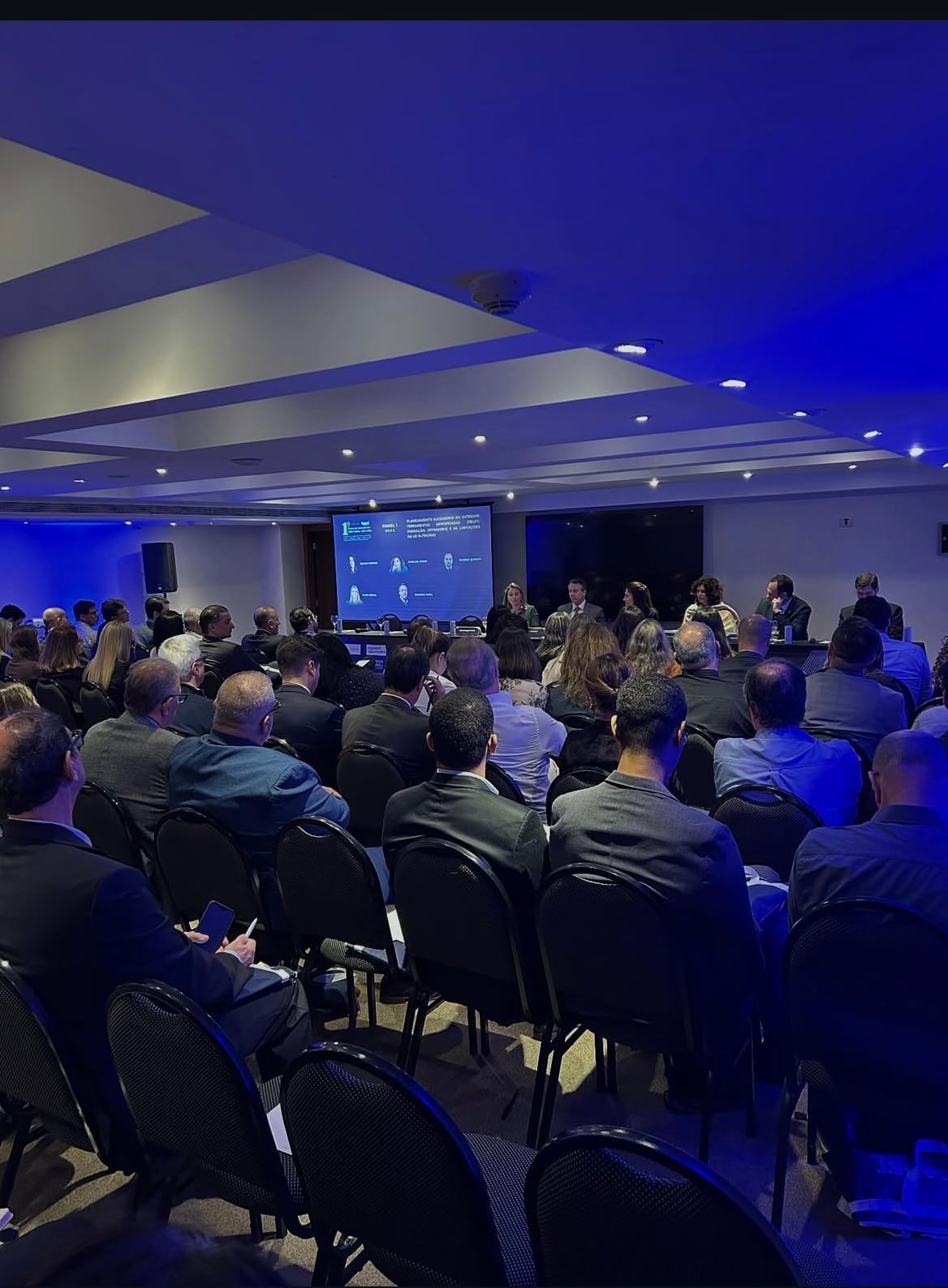 Público reunido na primeira edição do fórum
