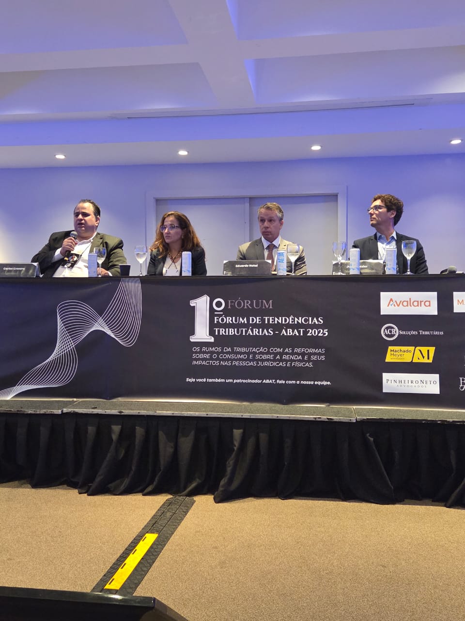 Especialistas reunidos em painel no 1º Fórum de Tendências Tributárias da ABAT
