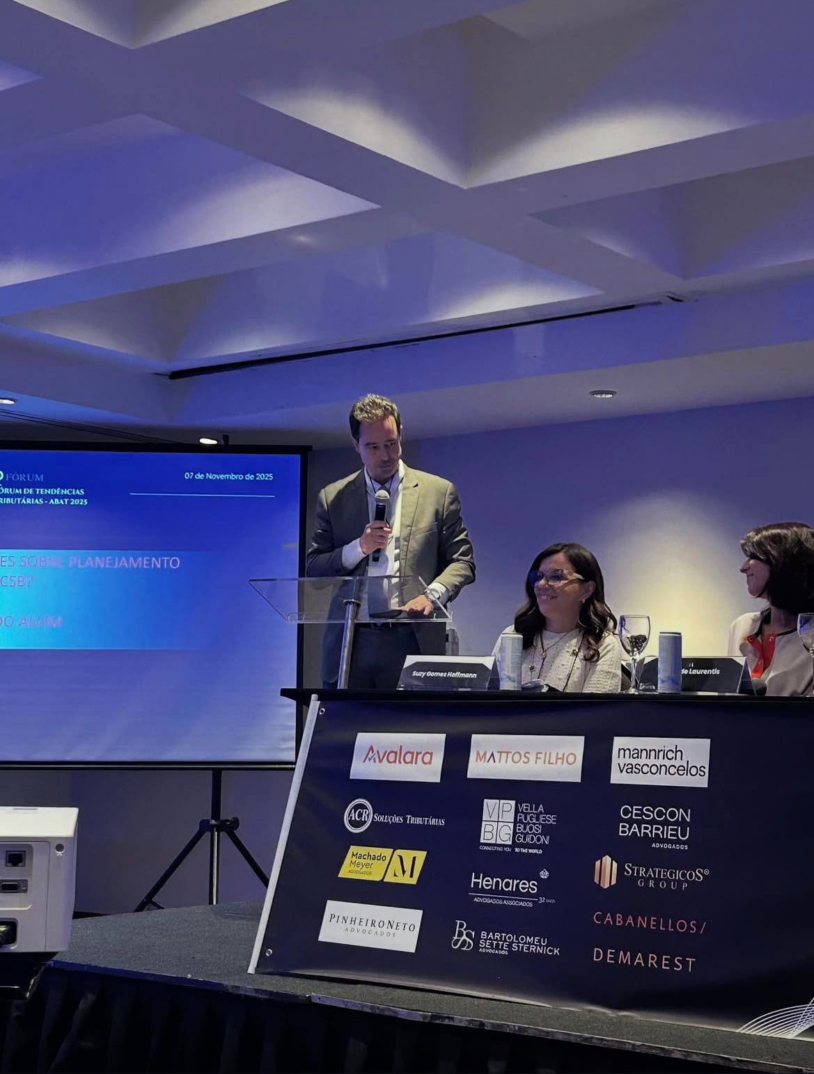 Palestra durante o fórum de 2025